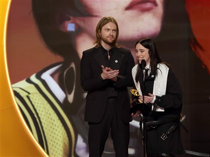 怪奇比莉3度奪葛萊美年度歌曲 致詞怒斥美國移民執法