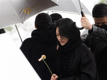 大S逝世1週年雕像揭幕　具俊曄、小S拭淚追思