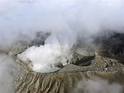 熊本阿蘇直升機失事滿2週 警方搜查匠航空總部
