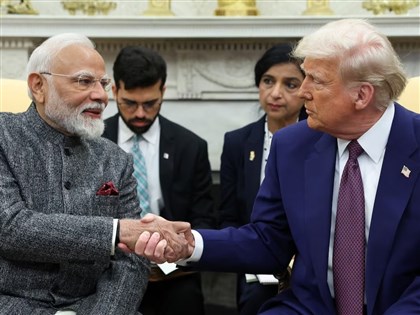 川普降印度對等關稅　彭博：向俄購油25%關稅也移除