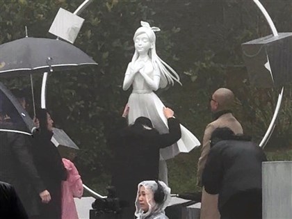 大S雕像揭幕「4姊妹」合體高歌 S媽淚喊:妳重生了