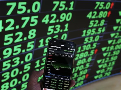 封關前賣壓湧現　台股下跌488點失守32000點關卡