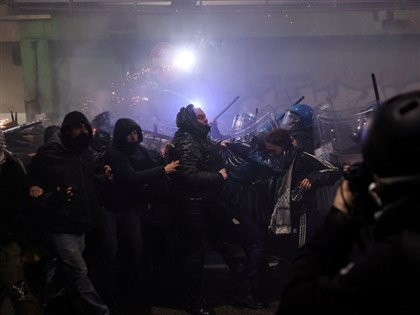 米蘭萬人上街抗議冬奧　與警方爆衝突6人被拘留