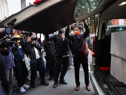 檢調搜索高金素梅辦公室7小時　帶走多箱證物