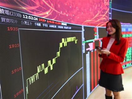台股封關收33605.71點新高　蛇年大漲萬點