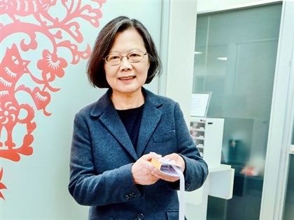 陳其邁送超人力霸王提燈　蔡英文回贈福氣加碼