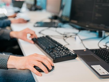 微軟高層預言　多數白領工作18個月內將被AI取代