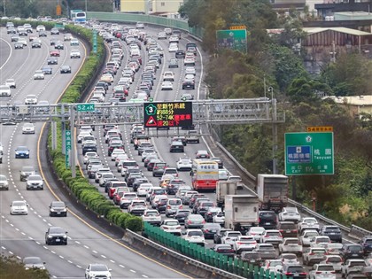 初一上午國道車潮湧現 國1兩起追撞事故一度回堵