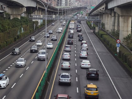 早安世界》大年初一北台灣偏涼局部短暫雨　國道估12地雷路段