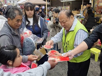 澎湖縣長陳光復春節活動踩空跌倒　昏迷送醫