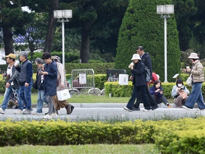 初三回暖各地多雲到晴　東部及西半部山區有零星雨