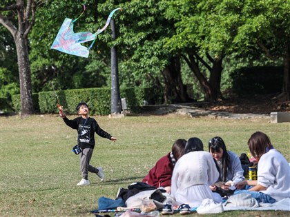 白天氣溫回升東部零星雨　恆春、澎湖留意強陣風
