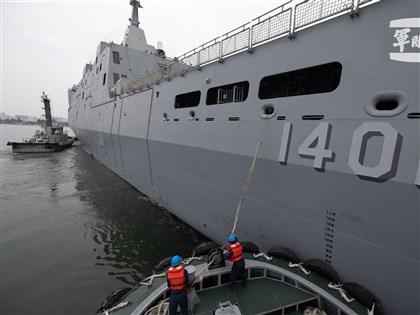 左營港務隊引領巨艦泊靠　領港與拖駁艇成軍港守護神