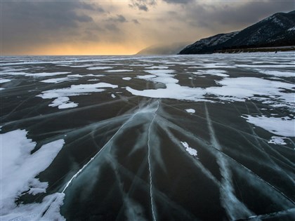 7名中國遊客貝加爾湖遇難　目擊者稱司機無視冰裂
