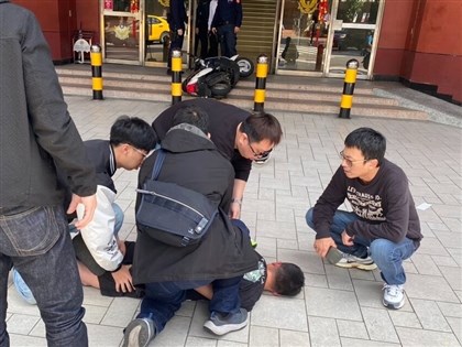 男騎機車衝闖基市警局卡階梯 精神恍惚拒唾液毒篩