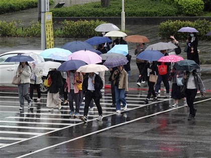 鋒面、東北季風接力華南雲雨區　228連假雨不停
