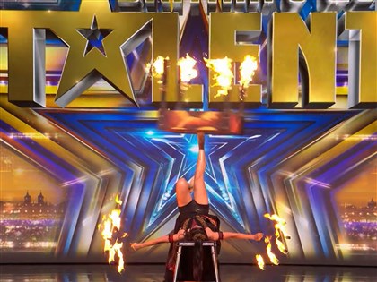 即將成真火舞團團員楊立微  焰舞征服英國達人秀[影]