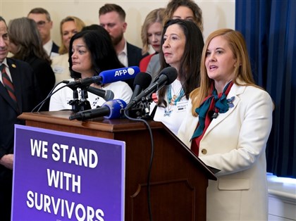 艾普斯坦案受矚　民主黨女議員別「公布檔案」徽章出席國情咨文