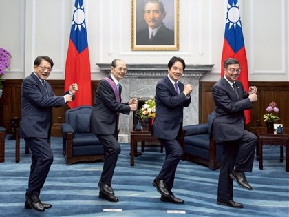 王貞治贈福岡軟銀鷹外套　總統：是不是要把我簽下來