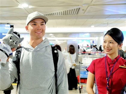 台美混血好手費柴德抵台　中職送上吉祥物歐告娃娃[影]