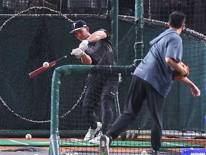 費柴德打擊練習遇陳偉殷餵球　分享「從小看他投球」