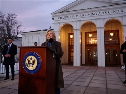 希拉蕊出席艾普斯坦案聽證會　點名川普應出面作證