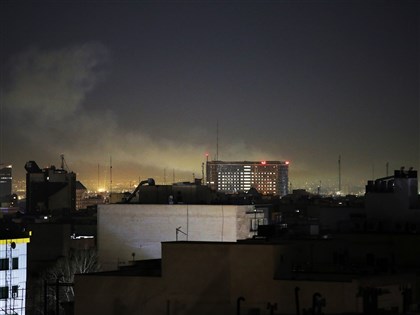 美以聯手空襲伊朗釀201死 傳30枚炸彈轟哈米尼住所