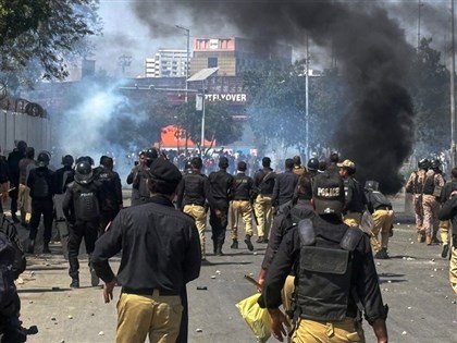 伊朗最高領袖喪命　巴基斯坦示威民眾硬闖美國領事館釀8死20傷