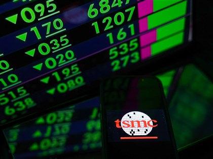 台股早盤重挫逾800點 台積電下跌55元
