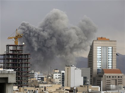 川普指空襲伊朗旨在阻止擁核　法源依據與爭議一次看
