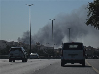 伊朗持續報復攻擊　傳美國駐科威特市大使館冒黑煙[影]