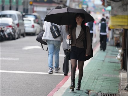 元宵濕冷降溫10度全台有雨　雲厚難見月全食