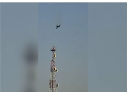 戰機在科威特美軍基地附近墜毀　飛行員逃生影像曝光