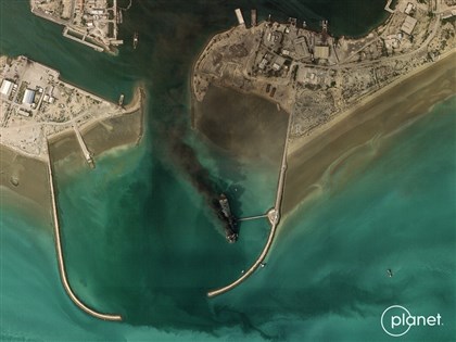 伊朗海軍基地遭重創 衛星影像揭4軍艦燃燒逾24小時