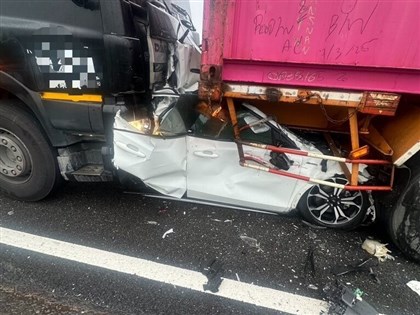 國1南向路竹路段3車追撞　小客車駕駛傷重身亡