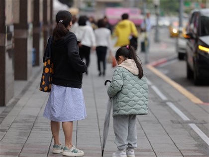 雨勢略減偏涼　吳德榮：6日起東北季風接力報到