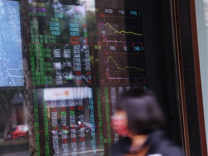 台股跌逾千點陷月線保衛戰　電子通路油電燃氣股抗跌