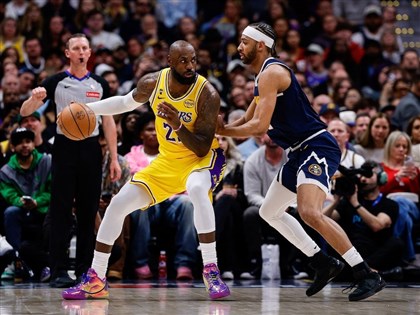 詹姆斯再寫傳奇　超越賈霸刷新NBA投籃命中紀錄[影]