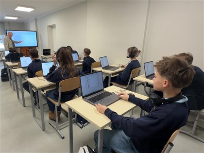 立陶宛「AI老師」上課中　教育實驗帶來樂趣與挑戰