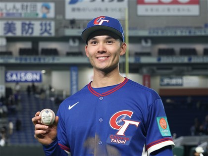 WBC費柴德敲滿貫砲喊「代表台灣出賽很榮幸」　紀念球送給媽媽