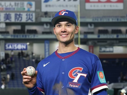 網友喊送費柴德健保卡　健保署：滿2條件就發