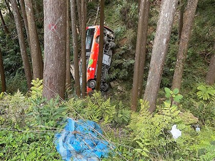 南投杉林溪遊園接駁車墜谷 1男頭部重創不治