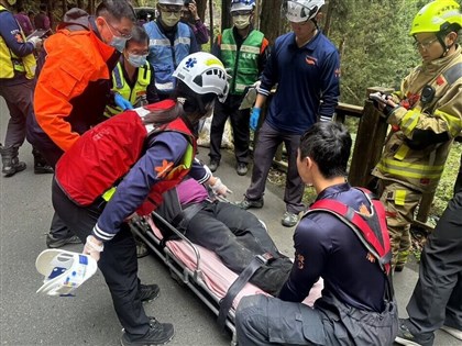 南投杉林溪遊園接駁車墜谷　6傷、1人無生命跡象