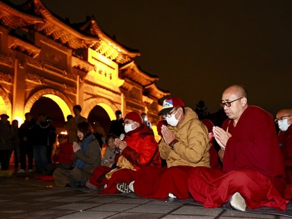 西藏抗暴67週年燭光晚會被擲鞭炮　無礙活動進行