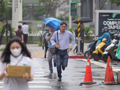 行人綠燈閃爍走斑馬線挨罰　交通部放寬規定、提醒避免跨入