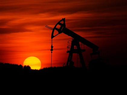 伊朗最高領袖放話封鎖荷莫茲海峽　油價反彈亞股全倒