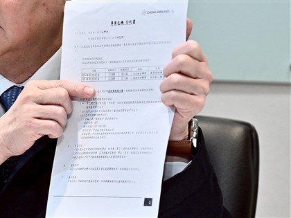 卓榮泰出示赴日自費包機208萬等4單據　盼在野黨攻擊到此為止[影]