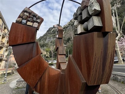 義大利靈修聖地費羅里　蒐集全球石頭祈願和平