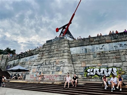 捷克巨型節拍器裝置取代史達林雕像　象徵社會從威權走向民主