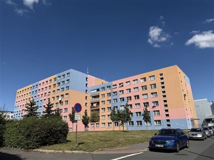 捷克共產年代建大量板樓　灰色混凝土今披繽紛新裝